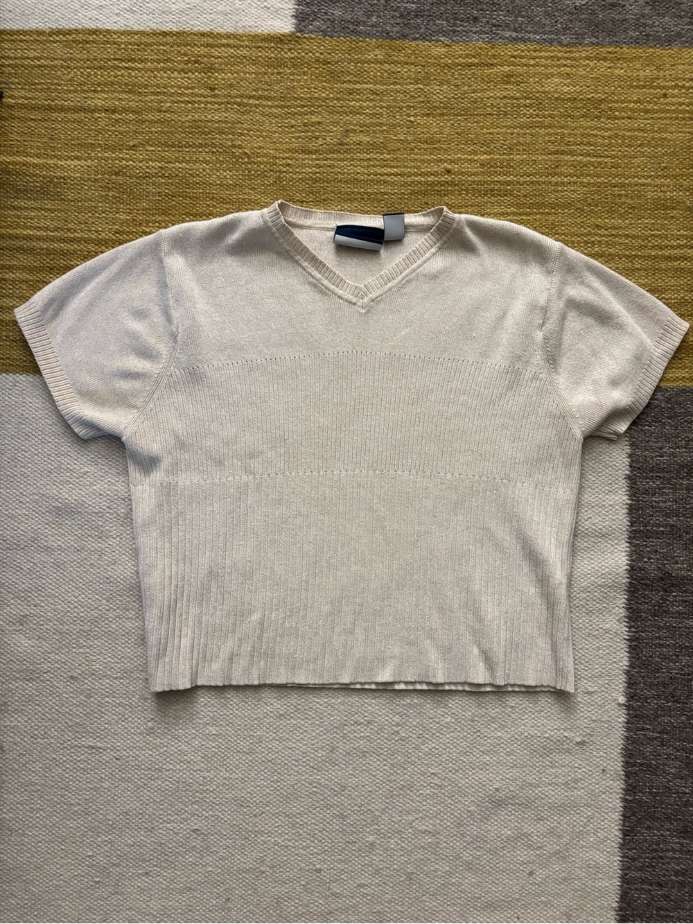 Vintage Liz Claiborne Cream V‑Neck Short Sleeve Knit Top